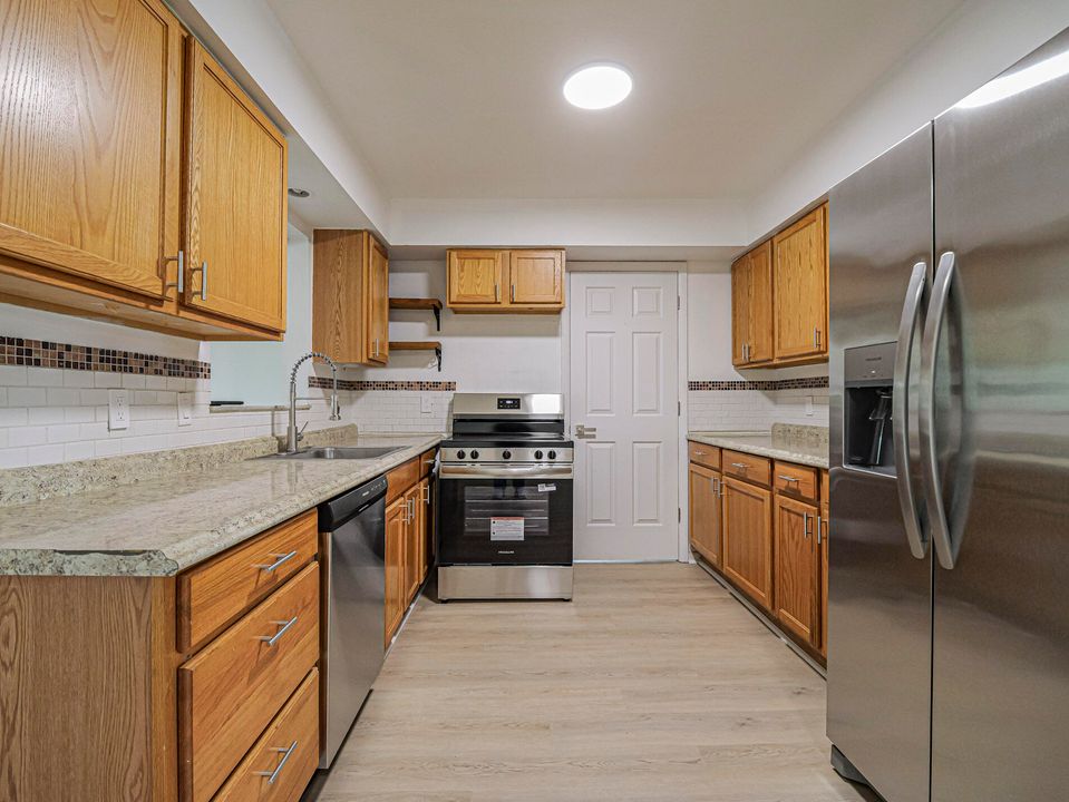 For Sale: $279,900 (3 beds, 2 baths, 1636 Square Feet)