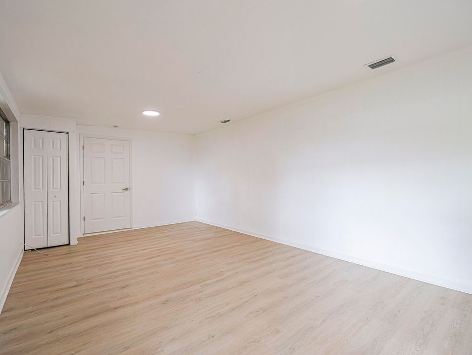 For Sale: $279,900 (3 beds, 2 baths, 1636 Square Feet)