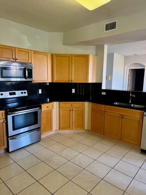 For Rent: $2,775 (2 beds, 2 baths, 1403 Square Feet)
