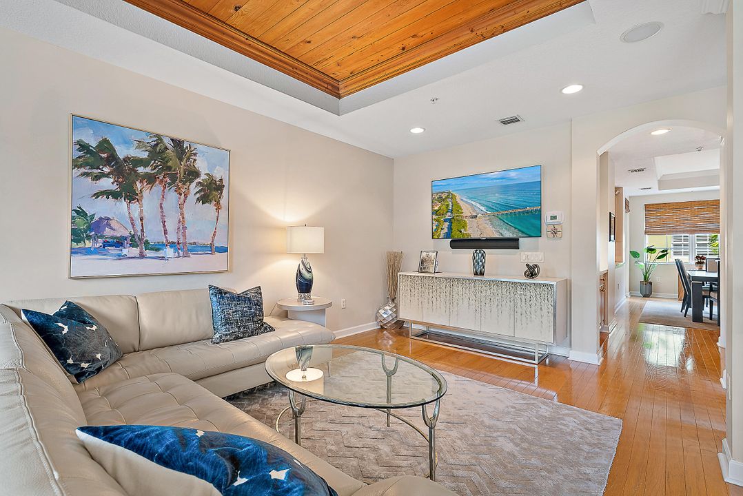 待售: $550,000 (2 贝兹, 3 浴室, 2056 平方英尺)