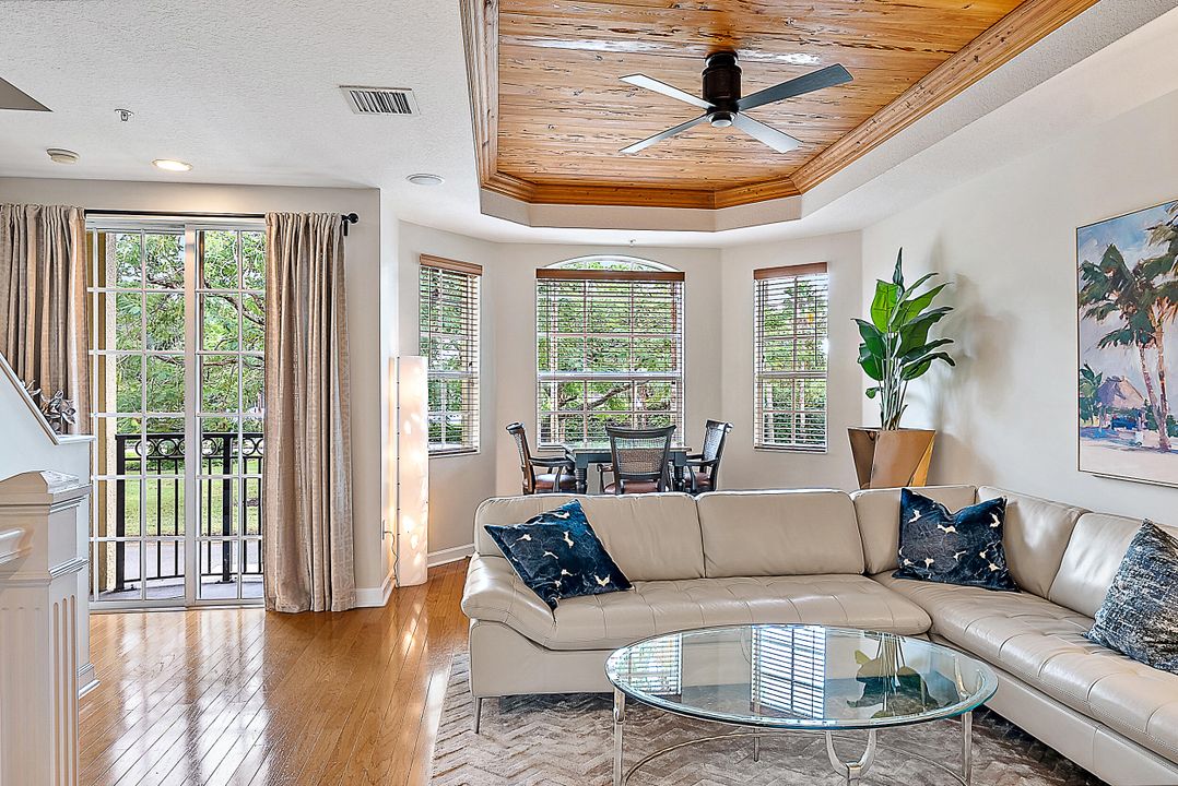 待售: $550,000 (2 贝兹, 3 浴室, 2056 平方英尺)