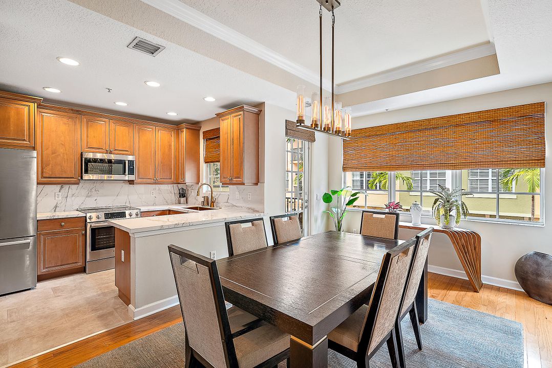 待售: $550,000 (2 贝兹, 3 浴室, 2056 平方英尺)