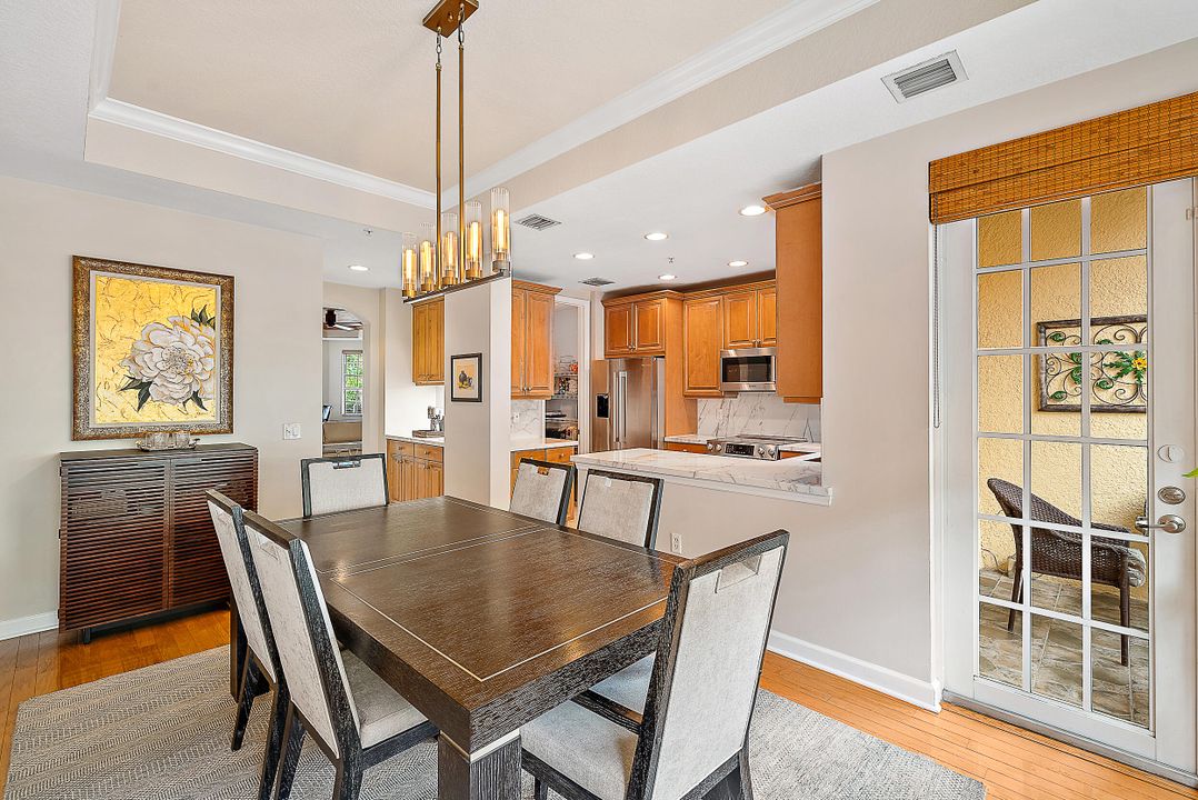 待售: $550,000 (2 贝兹, 3 浴室, 2056 平方英尺)