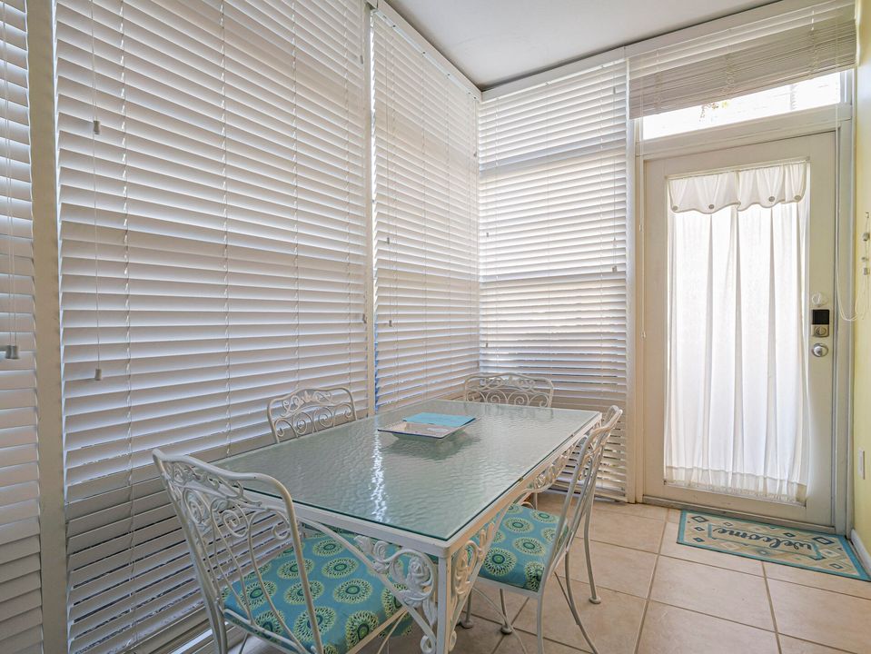 В аренду: $3,300 (2 спален, 2 ванн, 1200 Квадратных фут)