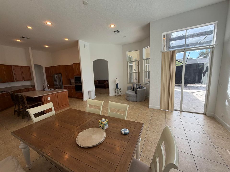 出租: $5,750 (5 贝兹, 3 浴室, 2820 平方英尺)