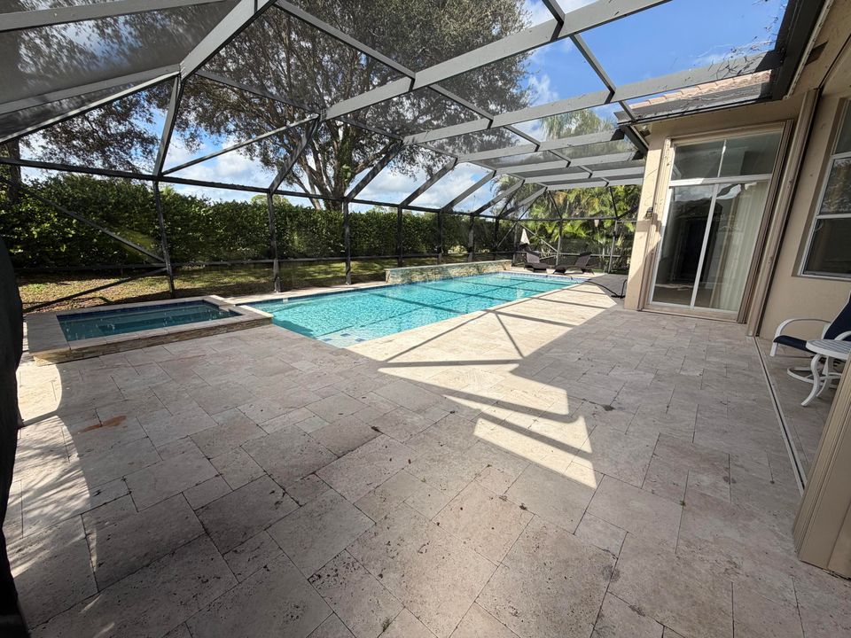 出租: $5,750 (5 贝兹, 3 浴室, 2820 平方英尺)