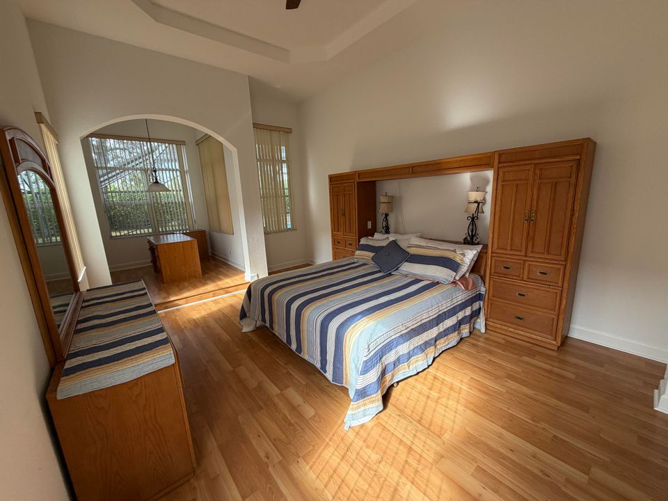 出租: $5,750 (5 贝兹, 3 浴室, 2820 平方英尺)