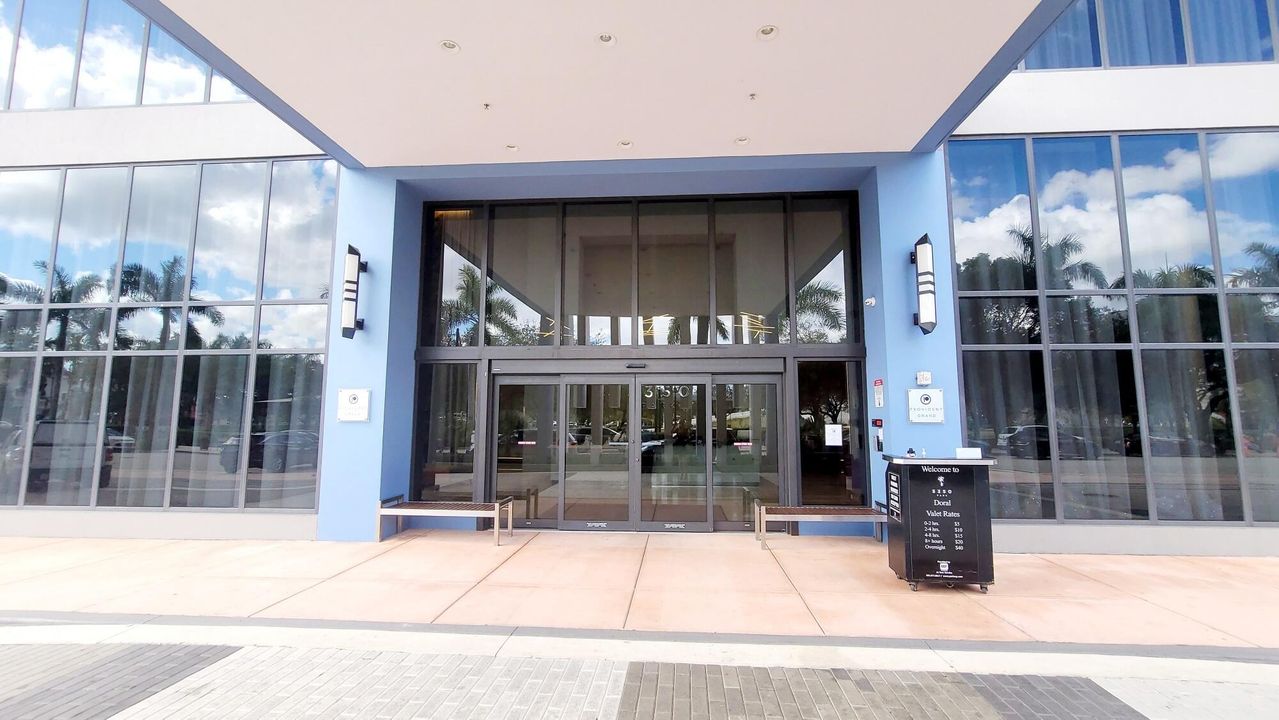 For Rent: $3,500 (1 beds, 1 baths, 777 Square Feet)