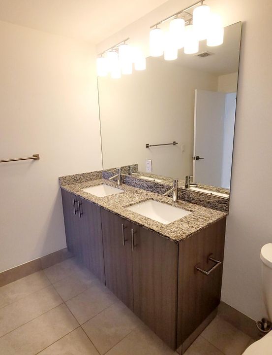 For Rent: $3,500 (1 beds, 1 baths, 777 Square Feet)