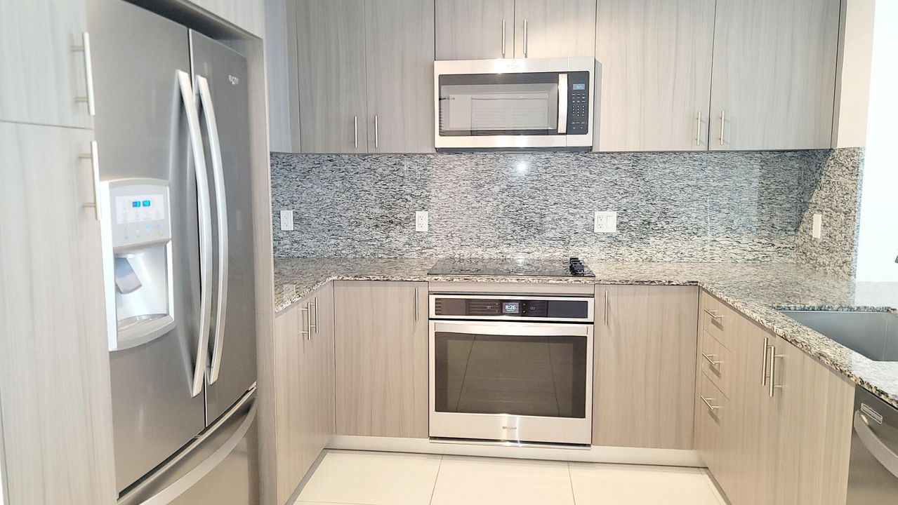 For Rent: $3,500 (1 beds, 1 baths, 777 Square Feet)