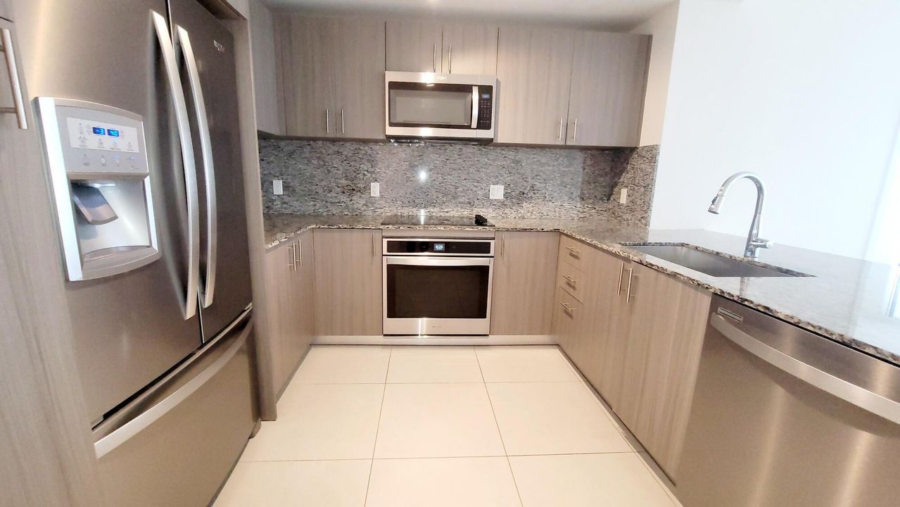 For Rent: $3,500 (1 beds, 1 baths, 777 Square Feet)