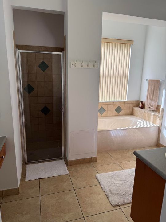 出租: $5,750 (5 贝兹, 3 浴室, 2820 平方英尺)