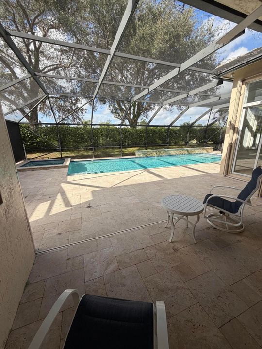 出租: $5,750 (5 贝兹, 3 浴室, 2820 平方英尺)