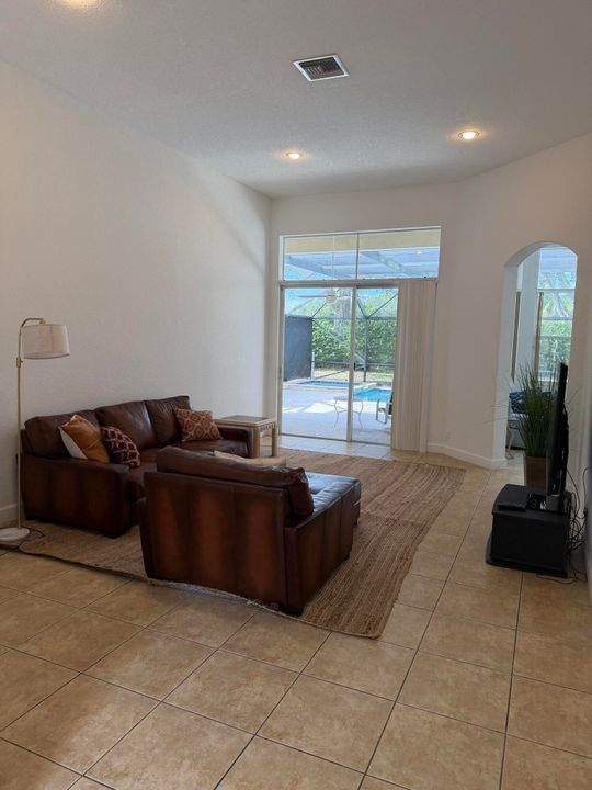 出租: $5,750 (5 贝兹, 3 浴室, 2820 平方英尺)