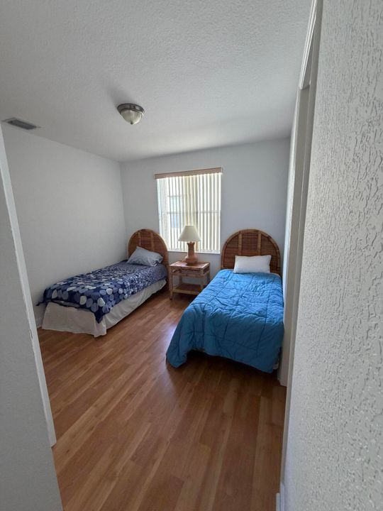 出租: $5,750 (5 贝兹, 3 浴室, 2820 平方英尺)