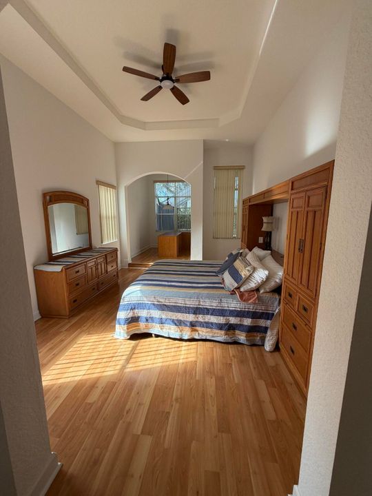 出租: $5,750 (5 贝兹, 3 浴室, 2820 平方英尺)