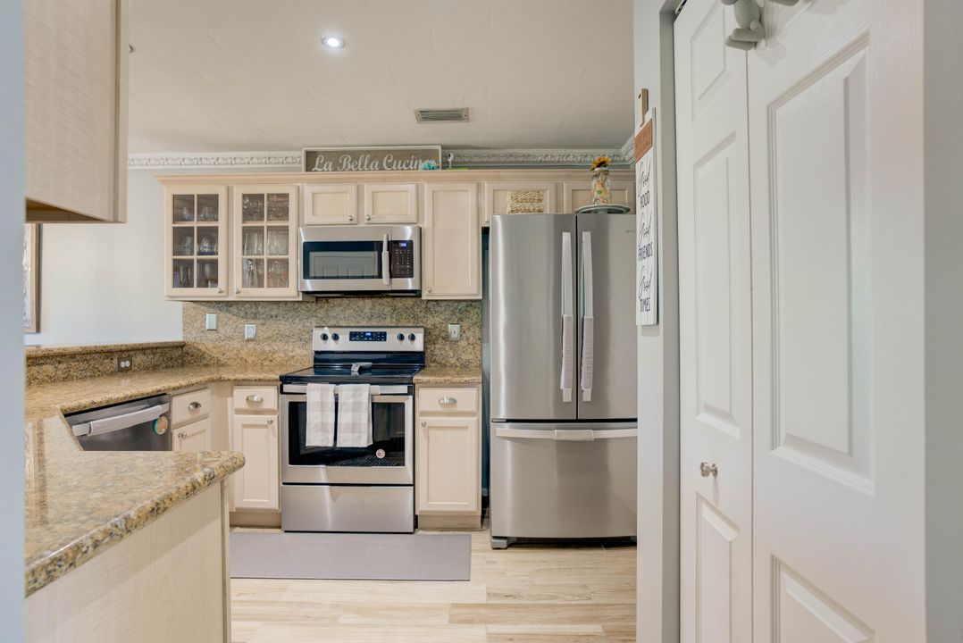 На продажу: $375,000 (2 спален, 2 ванн, 1233 Квадратных фут)