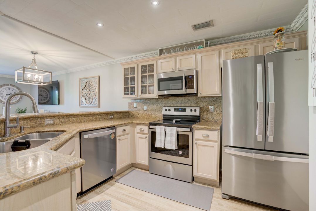 На продажу: $375,000 (2 спален, 2 ванн, 1233 Квадратных фут)