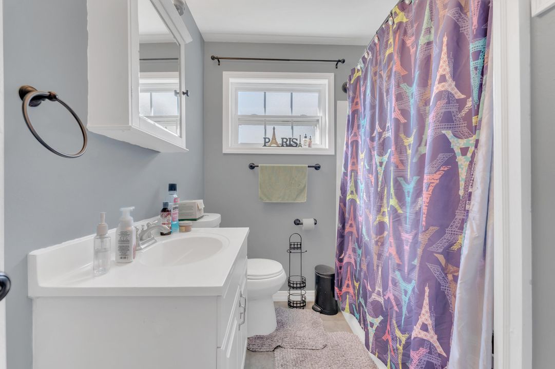 For Rent: $2,700 (2 beds, 1 baths, 744 Square Feet)