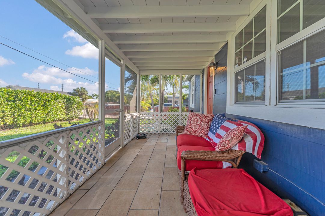 For Rent: $2,700 (2 beds, 1 baths, 744 Square Feet)