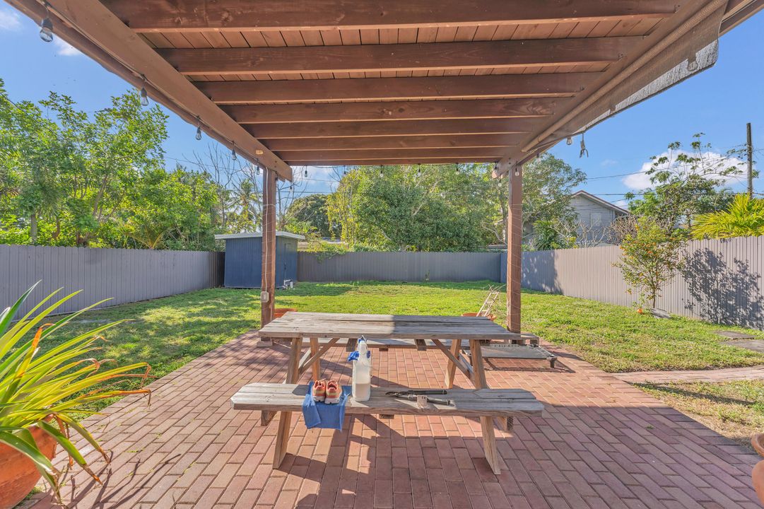 For Rent: $2,700 (2 beds, 1 baths, 744 Square Feet)