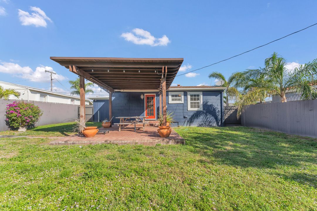 For Rent: $2,700 (2 beds, 1 baths, 744 Square Feet)