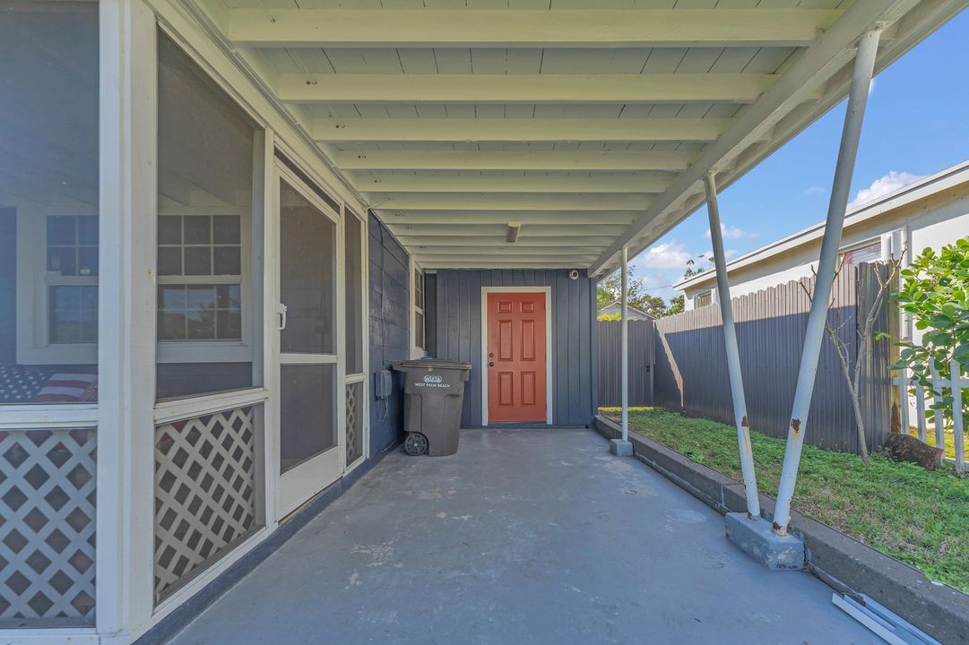 For Rent: $2,700 (2 beds, 1 baths, 744 Square Feet)