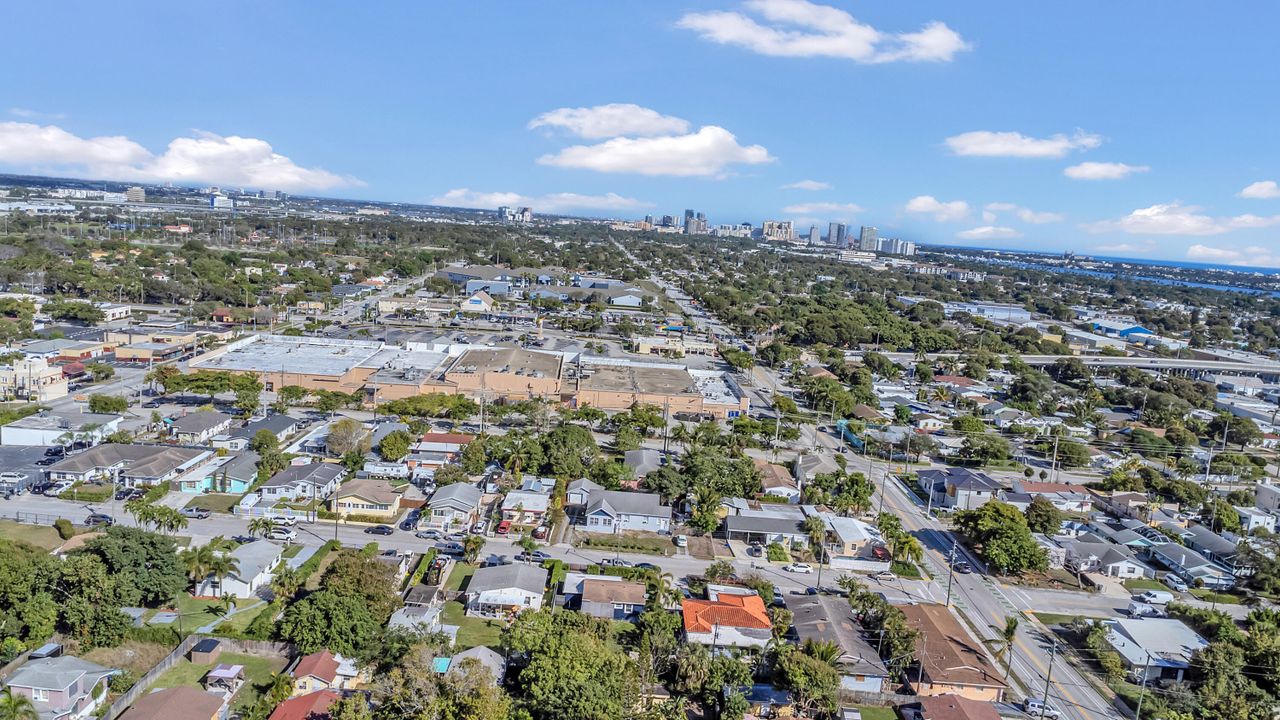 For Rent: $2,700 (2 beds, 1 baths, 744 Square Feet)