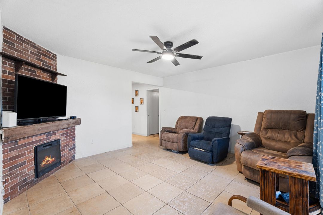 For Sale: $265,000 (3 beds, 2 baths, 1286 Square Feet)