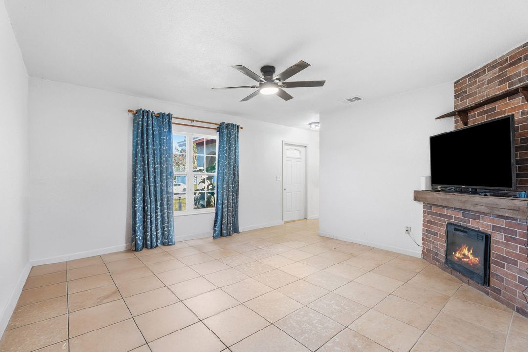 For Sale: $265,000 (3 beds, 2 baths, 1286 Square Feet)