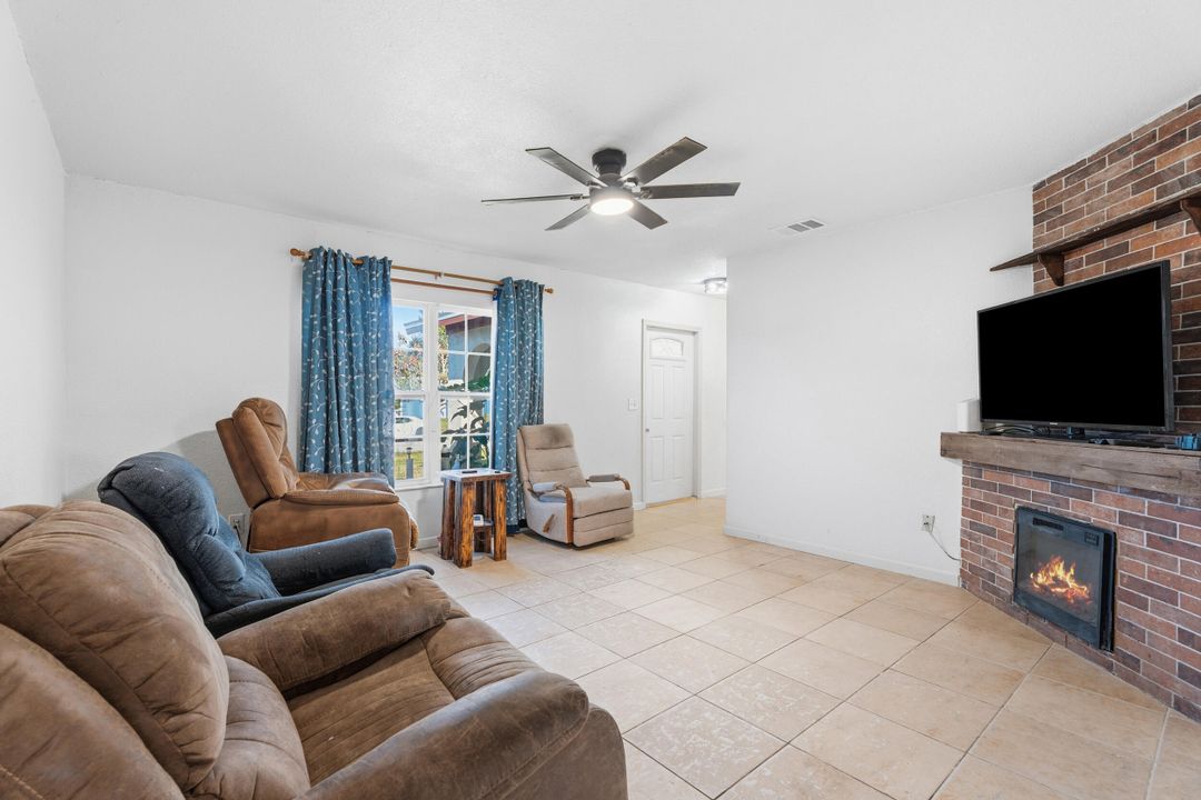 For Sale: $265,000 (3 beds, 2 baths, 1286 Square Feet)