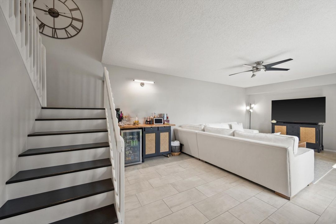 待售: $325,000 (2 贝兹, 2 浴室, 1236 平方英尺)