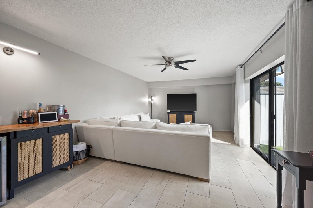 待售: $325,000 (2 贝兹, 2 浴室, 1236 平方英尺)