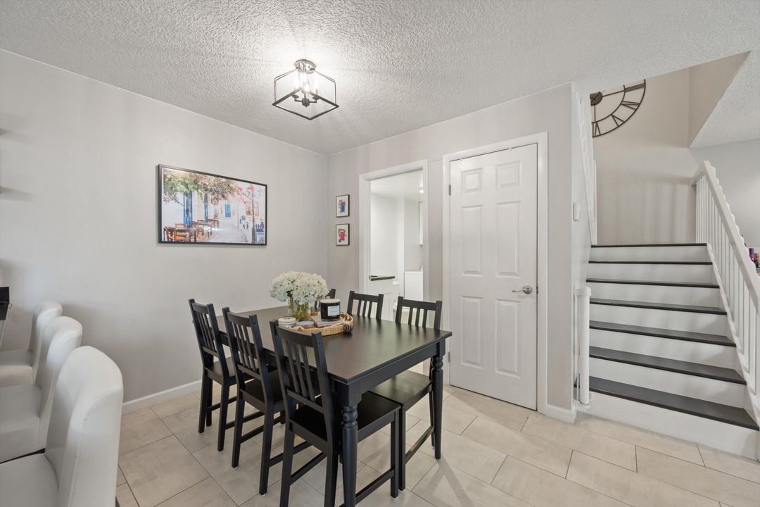 待售: $325,000 (2 贝兹, 2 浴室, 1236 平方英尺)