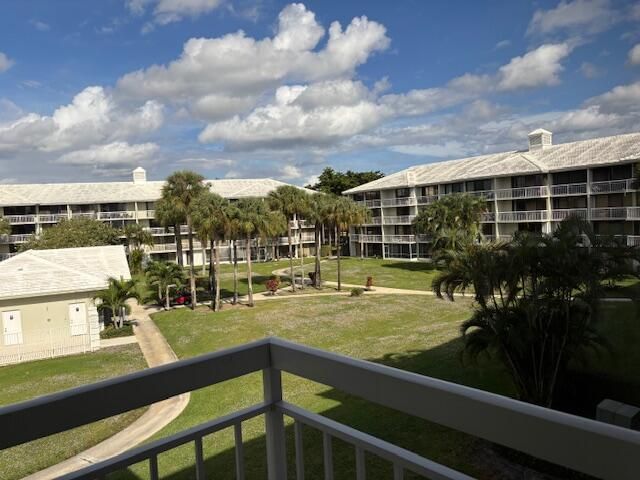 For Rent: $1,950 (2 beds, 2 baths, 1385 Square Feet)