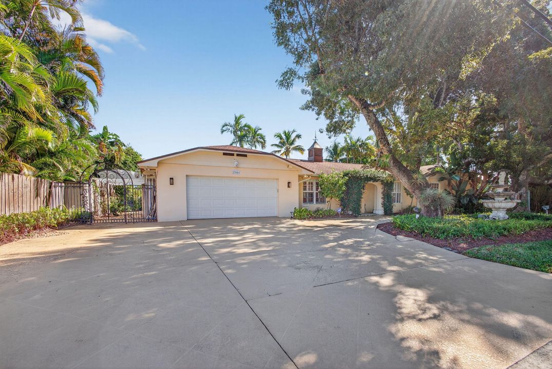 For Sale: $2,699,000 (4 beds, 3 baths, 2400 Square Feet)