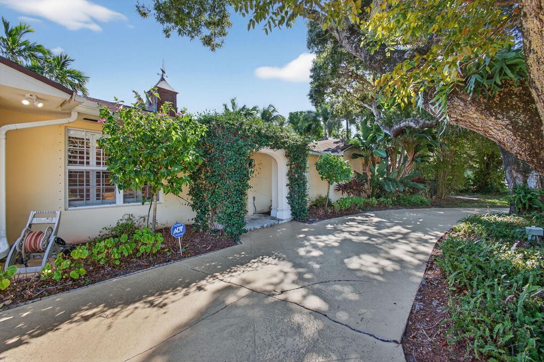 For Sale: $2,699,000 (4 beds, 3 baths, 2400 Square Feet)