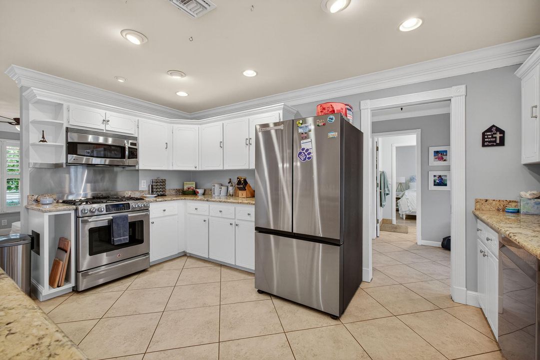 For Sale: $2,699,000 (4 beds, 3 baths, 2400 Square Feet)