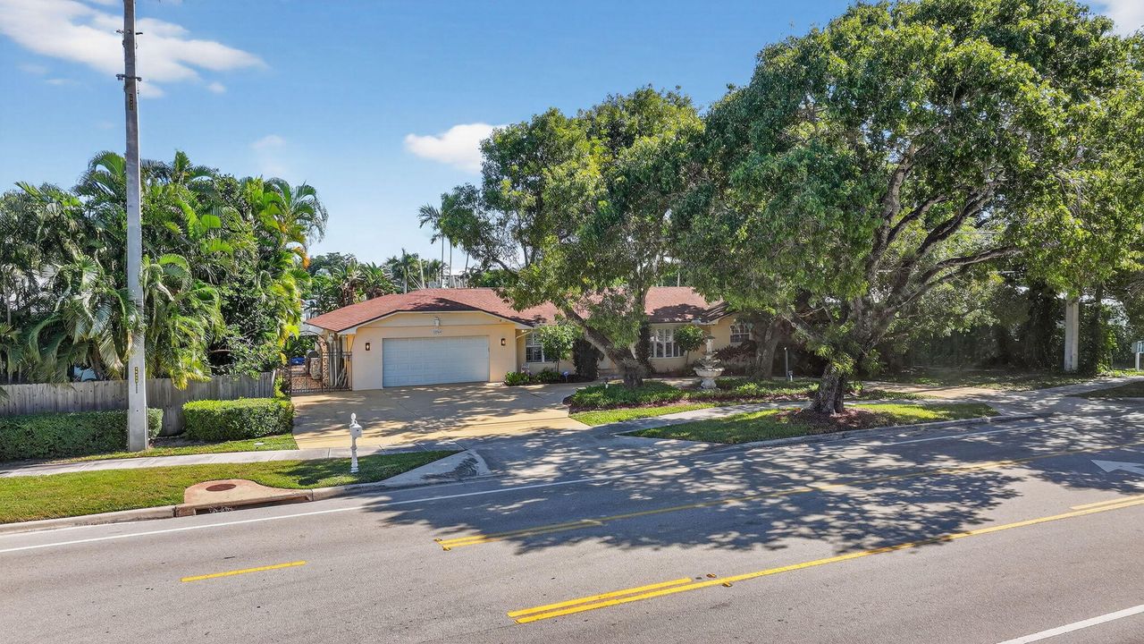 For Sale: $2,699,000 (4 beds, 3 baths, 2400 Square Feet)