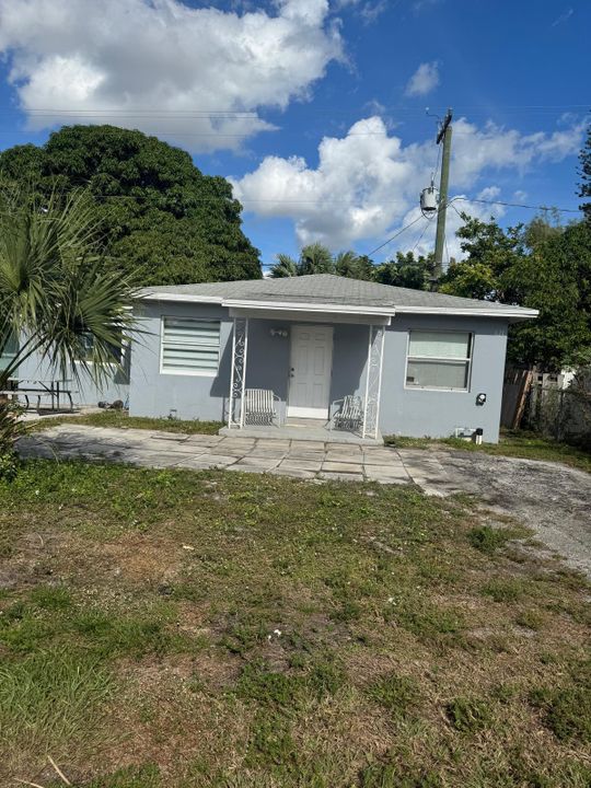 For Sale: $310,000 (3 beds, 1 baths, 702 Square Feet)