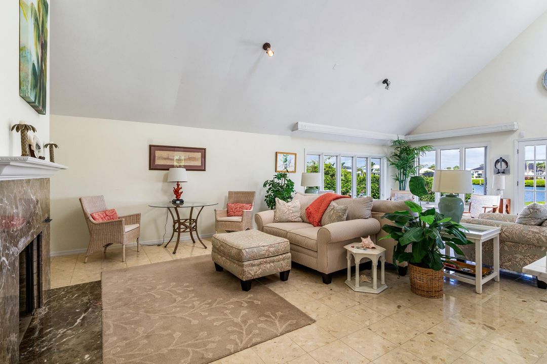 For Sale: $2,295,000 (3 beds, 3 baths, 3088 Square Feet)