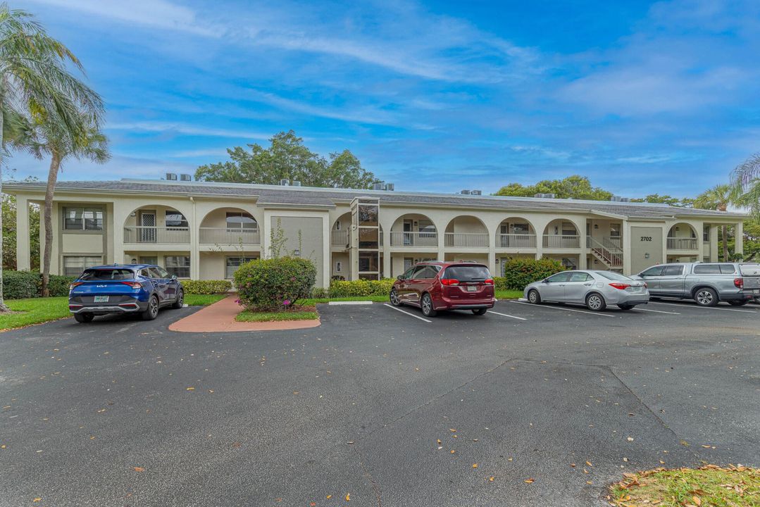 For Sale: $150,000 (2 beds, 2 baths, 962 Square Feet)