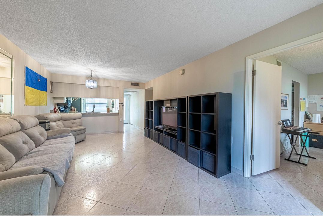 For Sale: $150,000 (2 beds, 2 baths, 962 Square Feet)