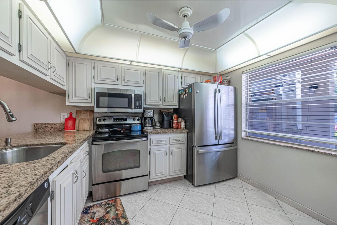 For Sale: $150,000 (2 beds, 2 baths, 962 Square Feet)