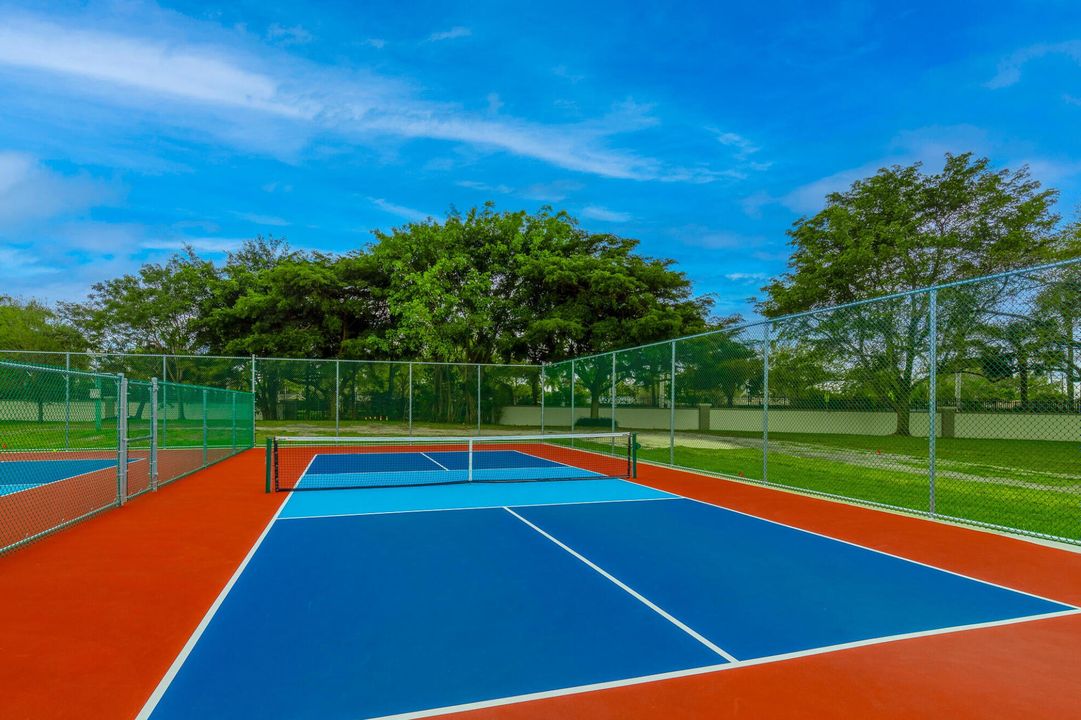 For Sale: $150,000 (2 beds, 2 baths, 962 Square Feet)