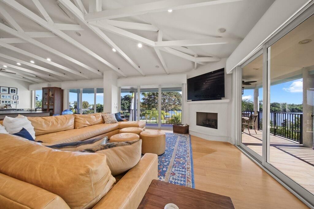 For Sale: $3,750,000 (4 beds, 3 baths, 4552 Square Feet)