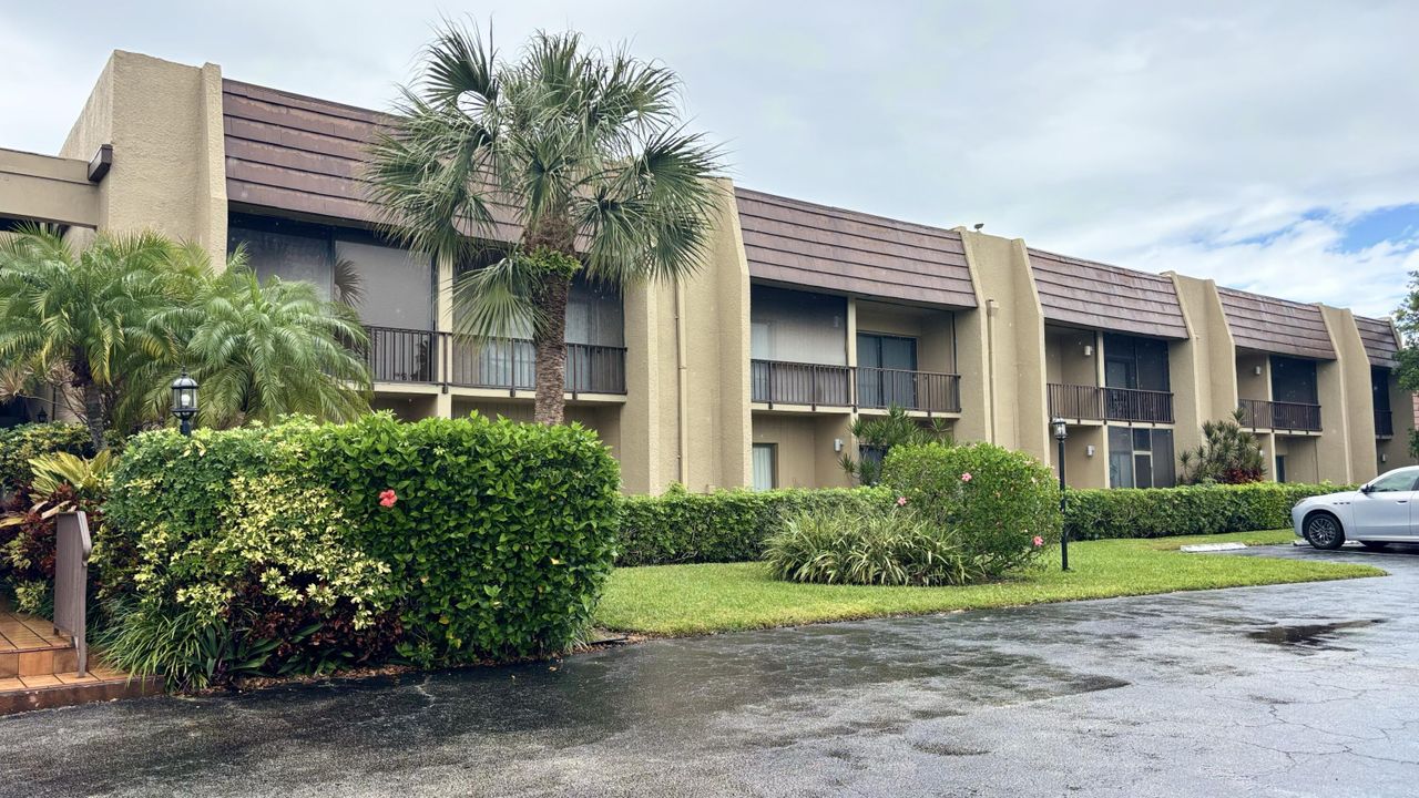 For Rent: $1,600 (1 beds, 1 baths, 882 Square Feet)