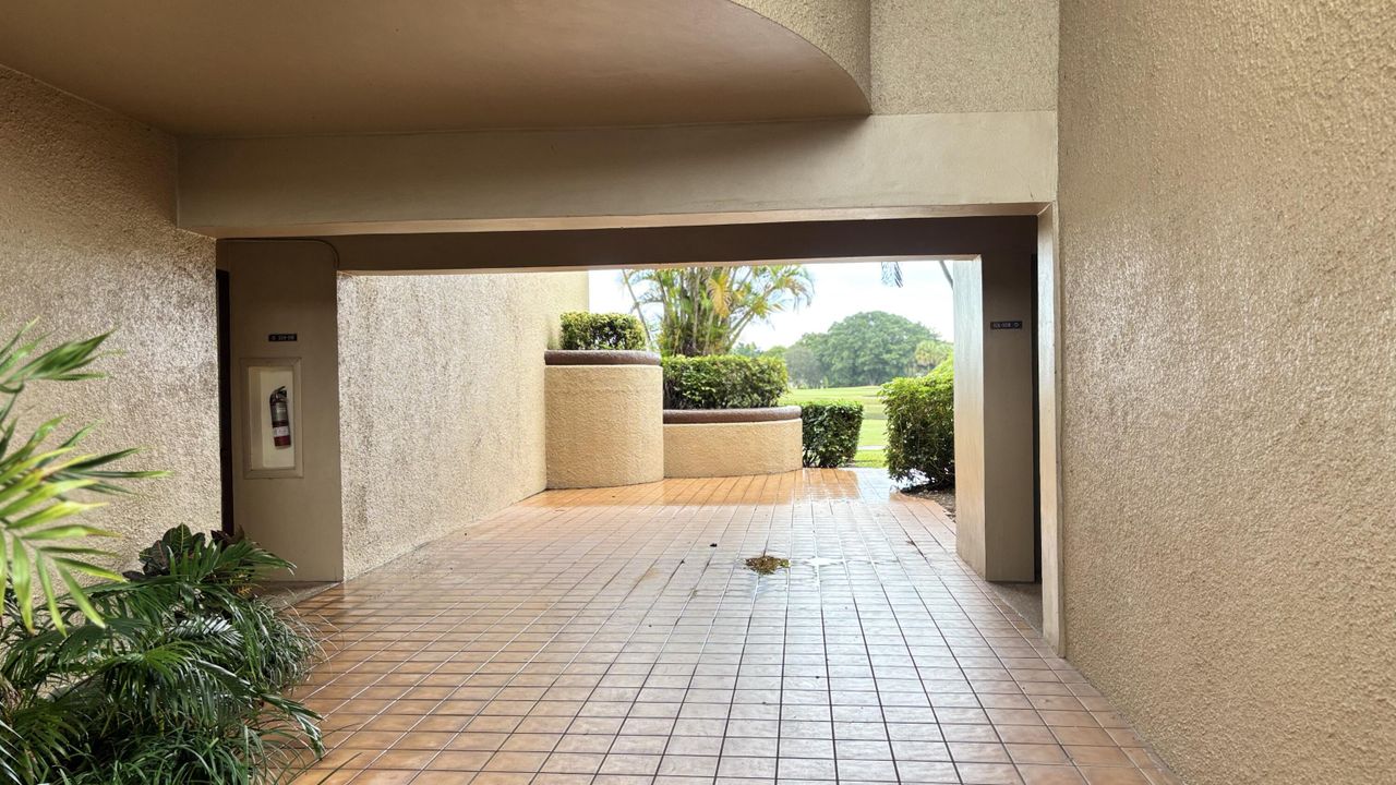 For Rent: $1,600 (1 beds, 1 baths, 882 Square Feet)