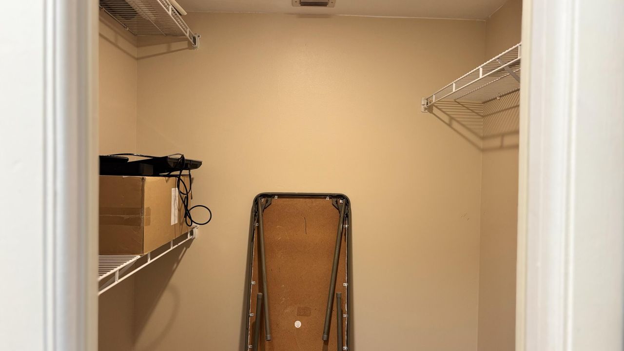 For Rent: $1,600 (1 beds, 1 baths, 882 Square Feet)