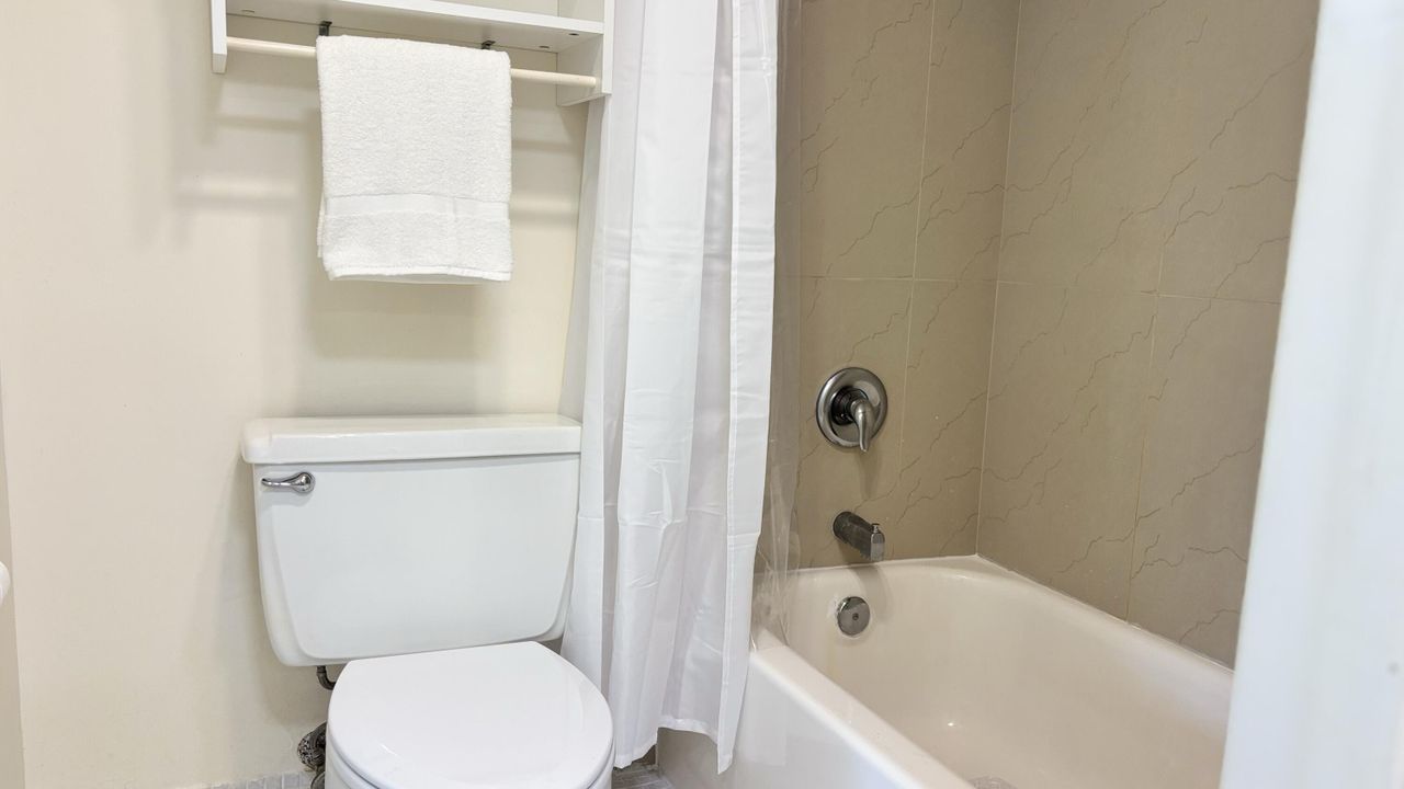 For Rent: $1,600 (1 beds, 1 baths, 882 Square Feet)